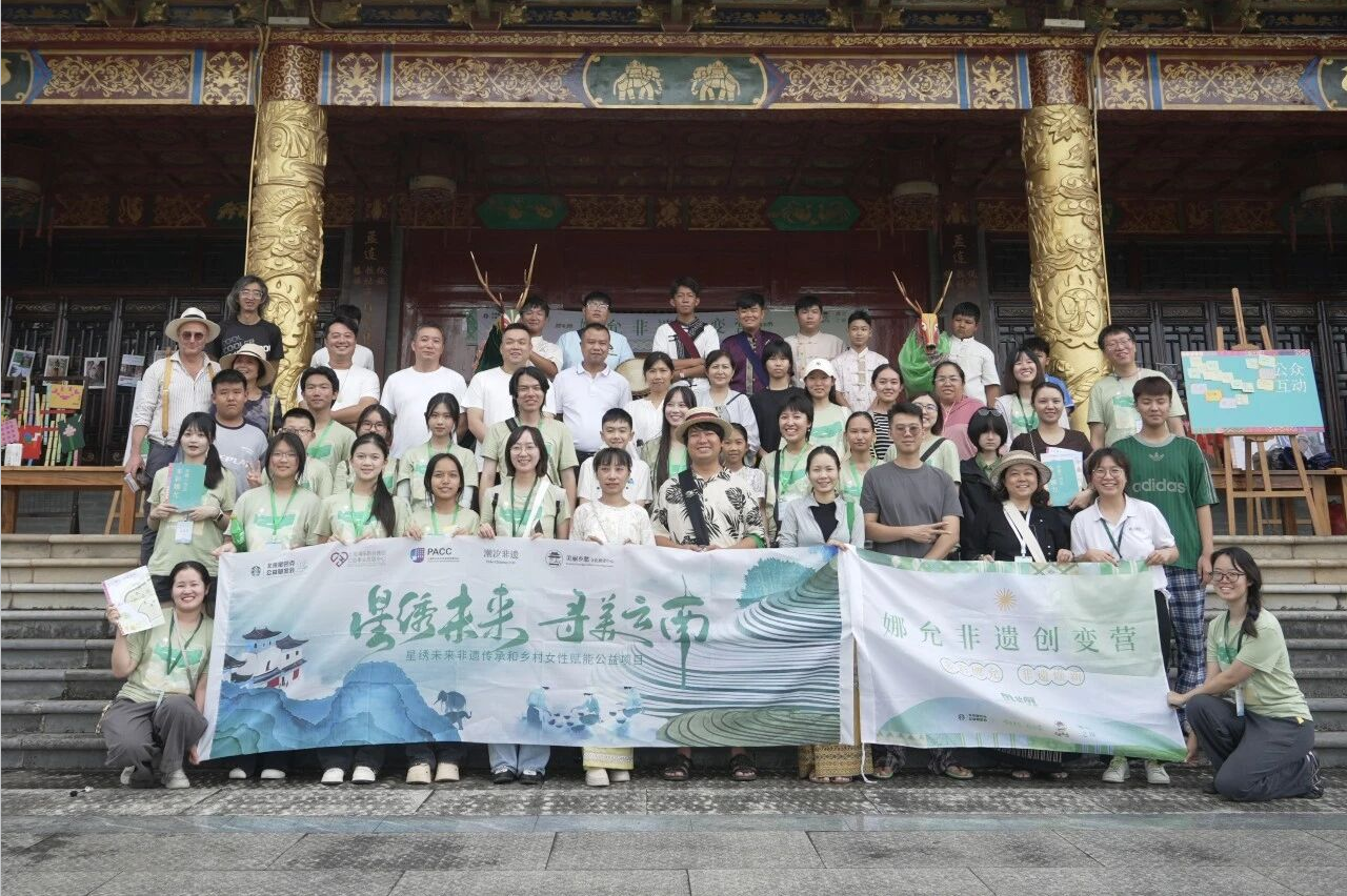 这个教师节，她把娜允带回了课堂
